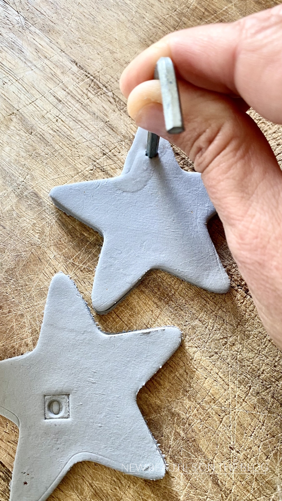 Weihnachtsanhänger lochen